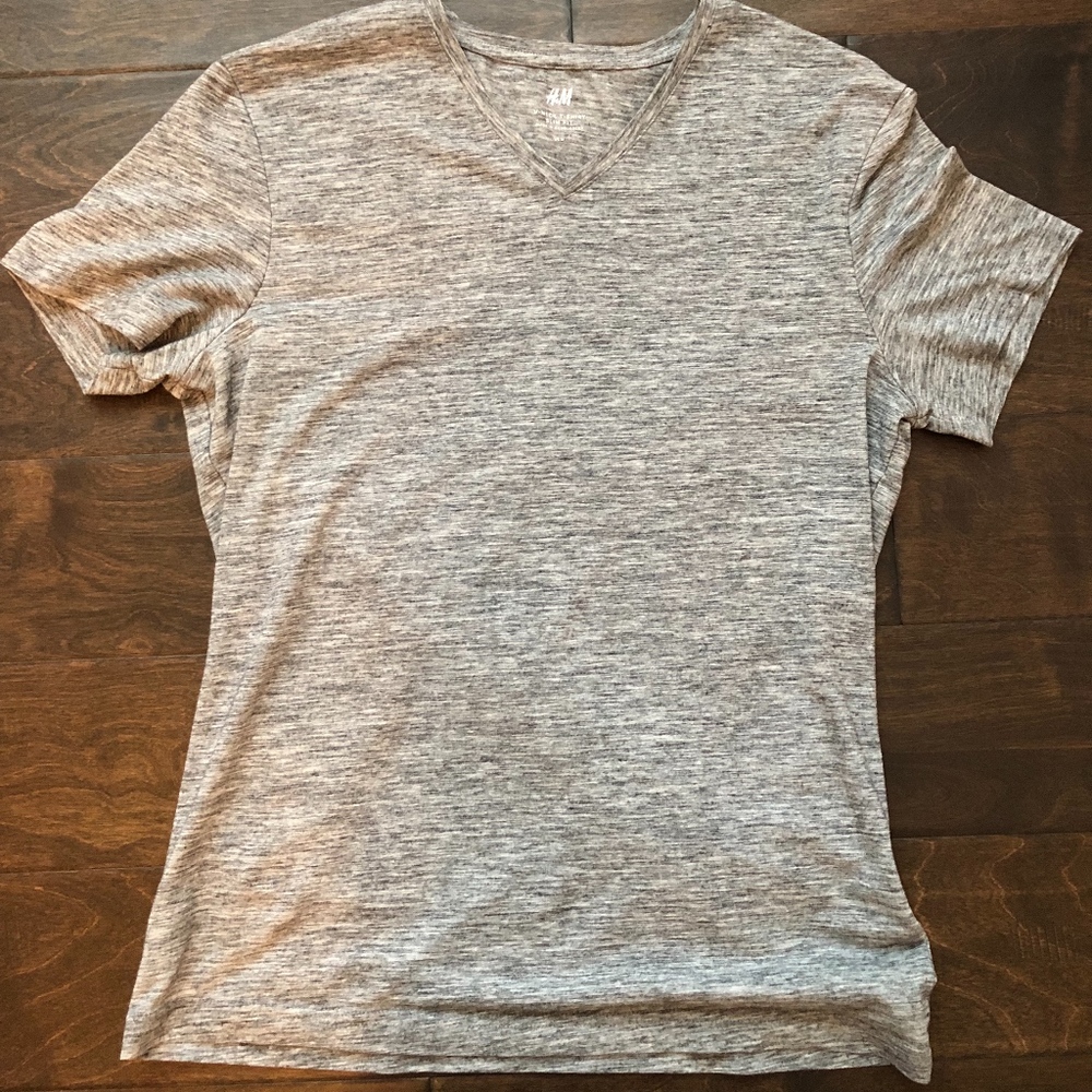 H&M Classic V Neck Tshirt - Picture 2 of 3
